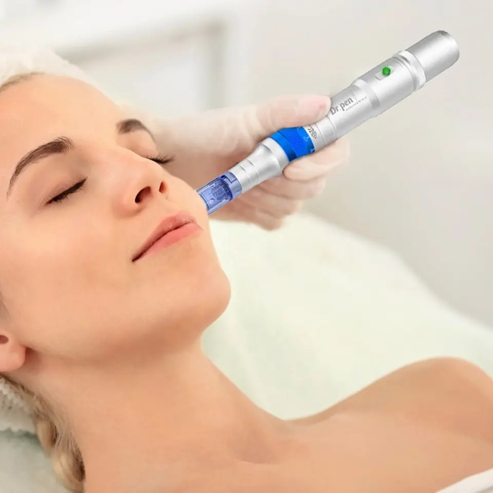 Licensed esthetician performing microneedling treatment with Dr. Pen A6 in a professional clinic setting. 90% visible reduction in fine lines and wrinkles, 70% improvement in pigmentation and acne scars, and 80% boost in collagen production after 3–6 sessions.
